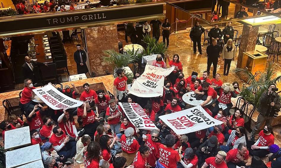 Protesty w złotym atrium Trump Tower. Zwołały je organizacje prożydowskie