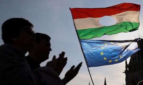 Koniec miesiąca miodowego? Magyar chce miliardów, ale UE stawia twarde warunki