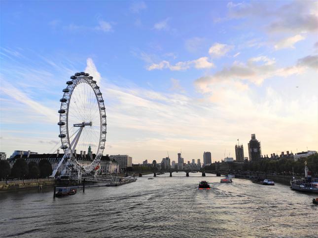 Widok na Tamizę, z lewej strony London Eye, z prawej Pałac Westminsterski z Big Benem skrytym za rusztowaniami