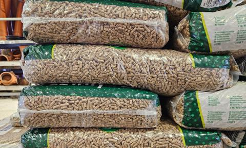 Pellet mocno drożeje przed zimą. Polacy ruszyli po zapasy, ceny są wyższe niż rok temu