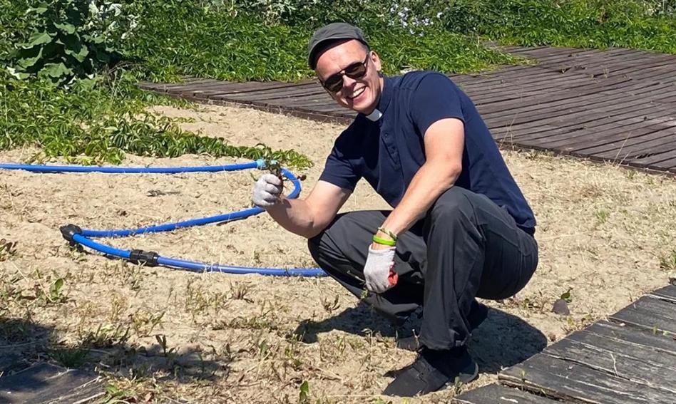 "Ksiądz z osiedla" otworzył klubokawiarnię bez cennika, alkoholu i telefonów. "Płacisz tyle, ile możesz"