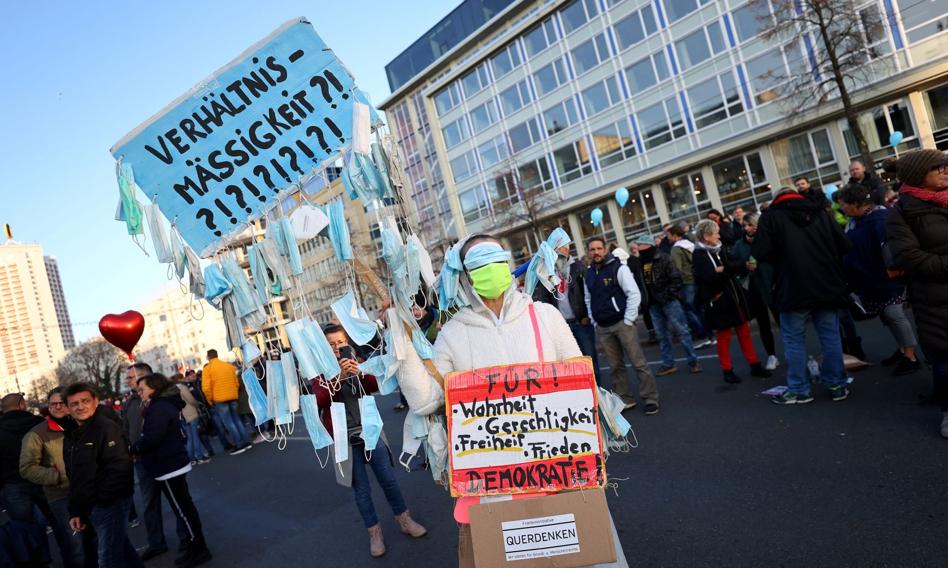 W Niemczech wielotysięczna demonstracja przeciwko restrykcjom związanym z epidemią