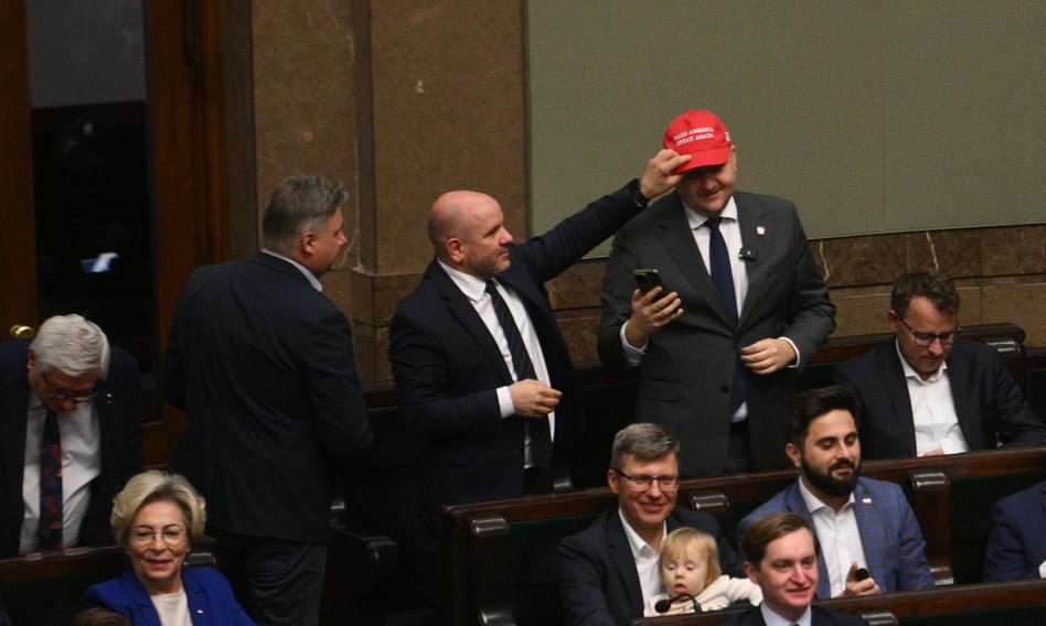 Politico: popieranie Trumpa przez PiS może wpłynąć na majowe wybory prezydenckie