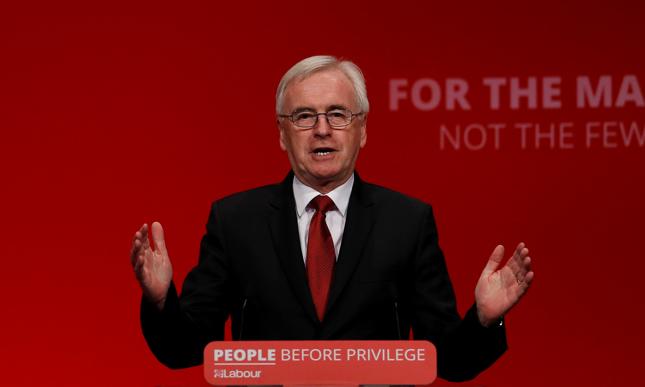 John McDonnell, minister finansów w gabinecie cieni brytyjskiej Partii Pracy przemawia podczas trwającej w Brighton konferencji programowej.