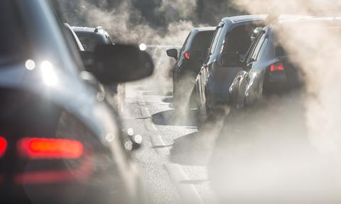Polacy obejdą zakaz sprzedaży aut spalinowych? Naukowcy wyprodukują paliwo w sposób zeroemisyjny