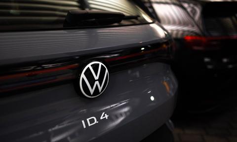 „Lepiej nie ładuj auta do pełna”. Ryzyko pożaru w elektrykach Volkswagena