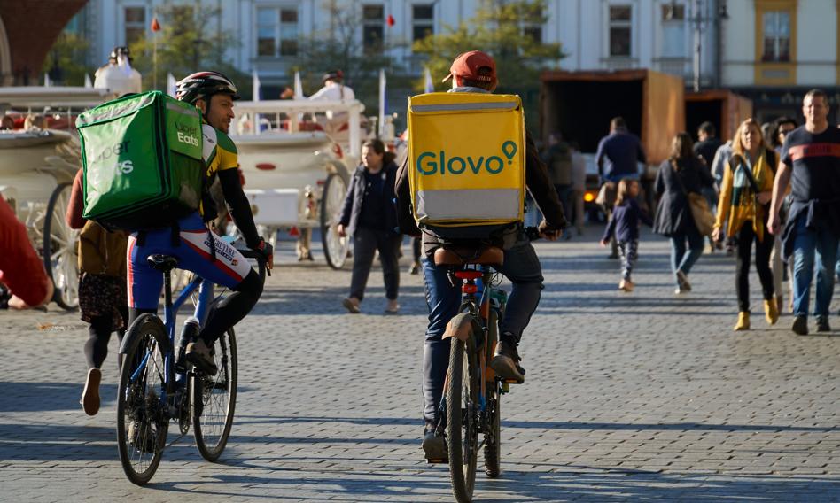 Pędzą po ścieżkach na elektrycznym dopalaczu. Rowerzyści kontra kurierzy: co jest dozwolone?