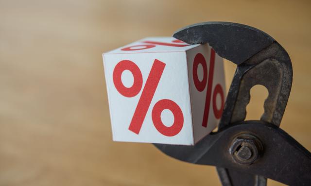 Najlepsze lokaty roczne. Obniżki zdominowały zestawienie, lider ściął najmniej