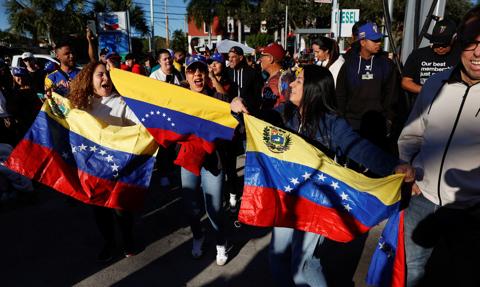 Nicolas Maduro pojmany w nocnym ataku. Ekspert ostrzega przed "scenariuszem libijskim"