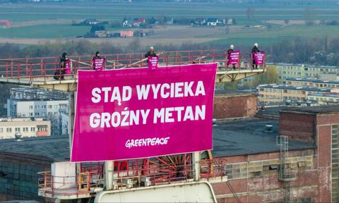 Aktywiści Greenpeace weszli na wieżę w kopalni Szczygłowice. „Stąd wycieka groźny metan”