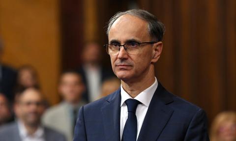 Rozwiązanie parlamentu i gra Vuczicia o fotel premiera