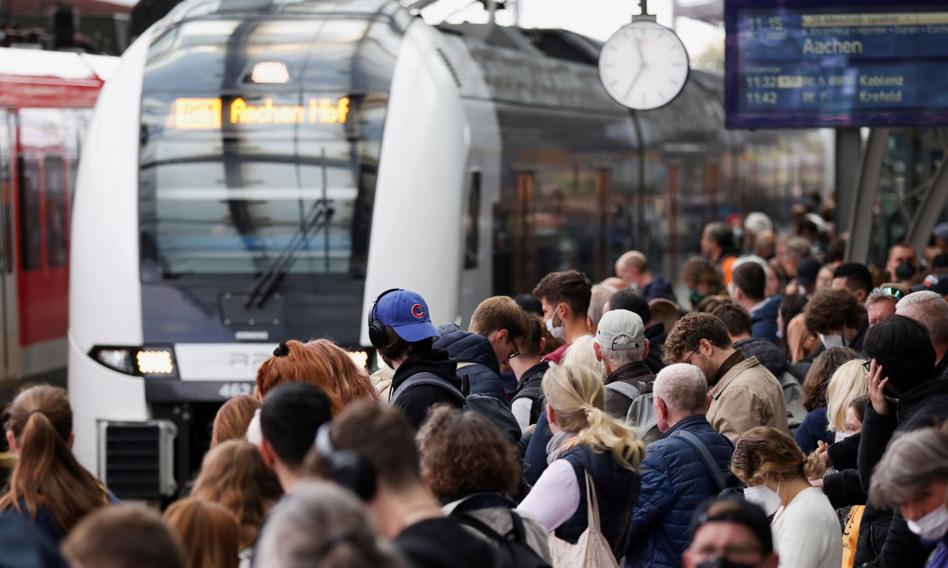 &quot;Bilet za 9 euro&quot;. Chaos na niemieckich dworcach kolejowych