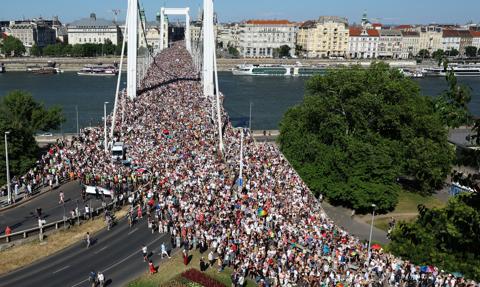 "Orban poszedł za daleko i przegrał". Analityk przedstawia skutki gigantycznej parady równości