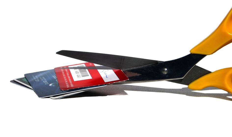 Bankom ubyło kart debetowych. Czy to skutek lawiny podwyżek?