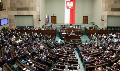 Sejm wyleje zapasy alkoholu? Zaskakujące skutki prohibicji Czarzastego