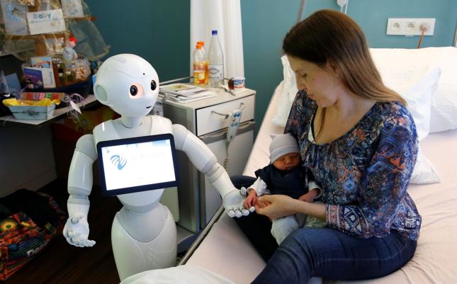 Robot "Pepper" trzyma dłoń nowonarodzonego dziecka w belgijskim szpitalu w Ostend