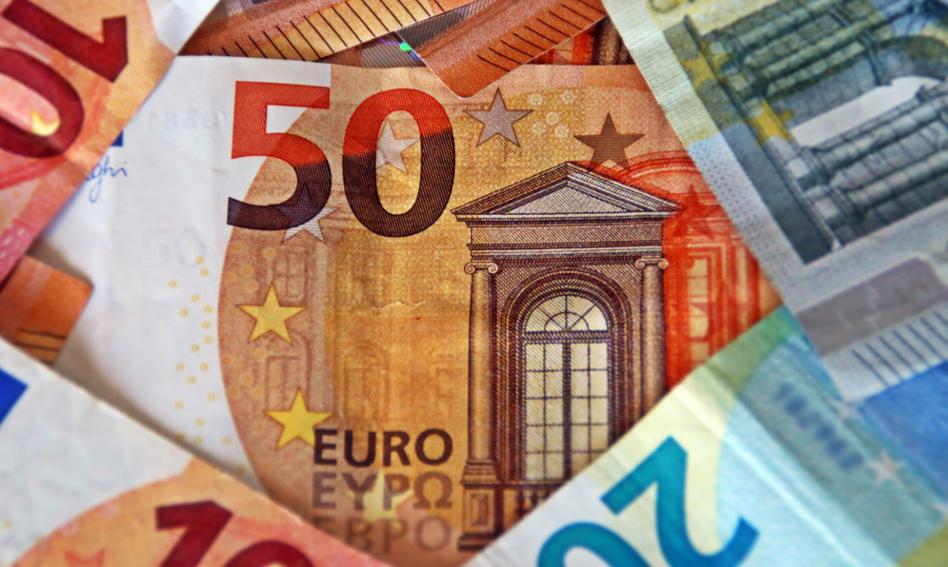 Kurs euro blisko lokalnego dna. Rynek walczy o złamanie 4,50 zł