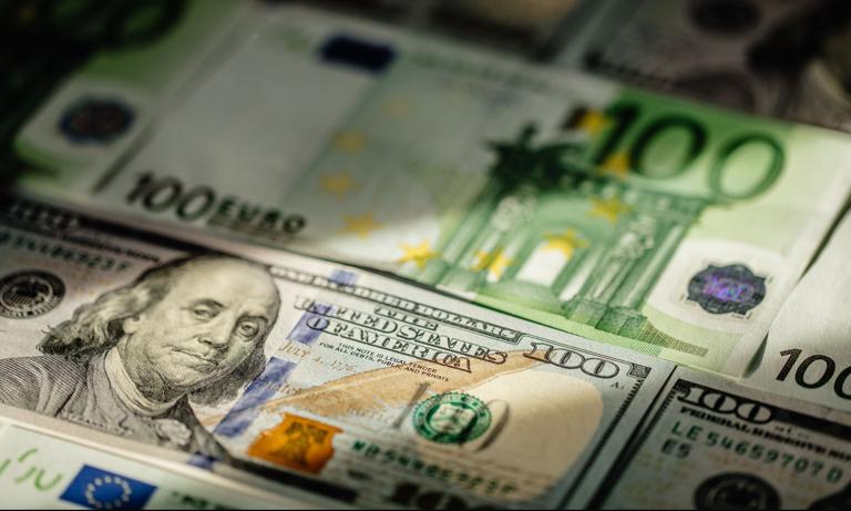 Euro i dolar najniżej od ponad miesiąca. Inflacja z USA może namieszać