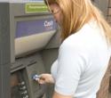 Dlaczego warto zasłaniać się przy bankomacie?