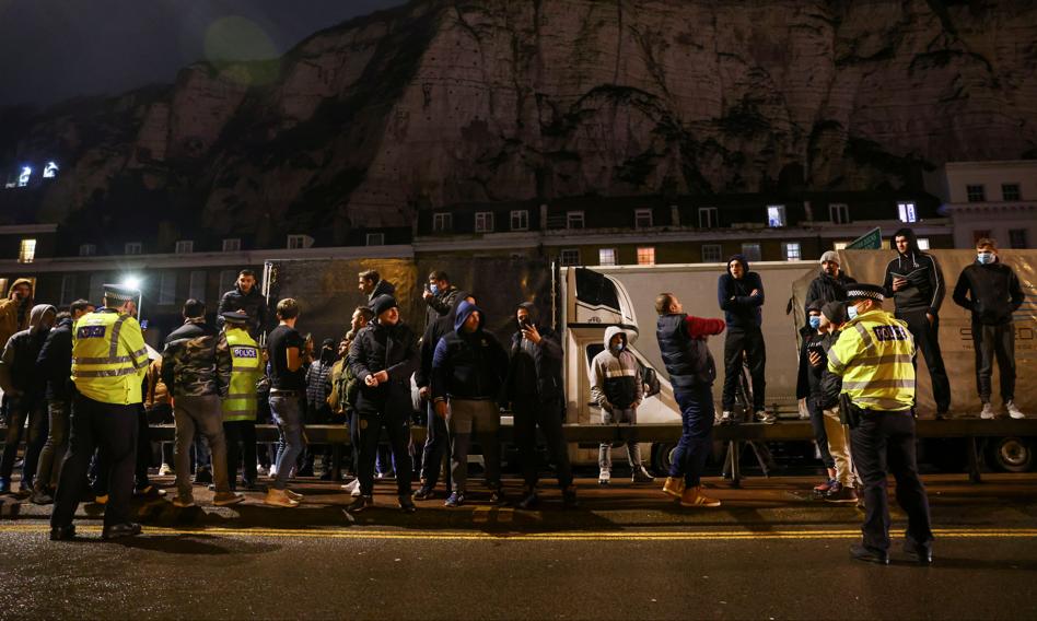 Przepychanki między kierowcami ciężarówek a policją w Dover