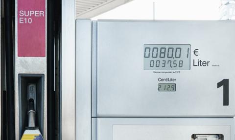 Niemcy uwalniają rezerwy ropy. Ratują się przed E10 powyżej 2 euro