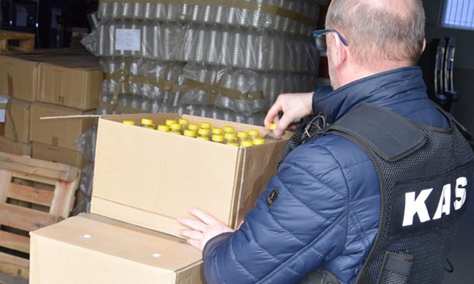 Skarbówka przekazała skonfiskowany alkohol na walkę z koronawirusem
