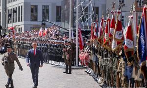 Nawrocki szykuje nową konstytucję na 2030 r. Tusk: Niech nauczą się przestrzegać tej