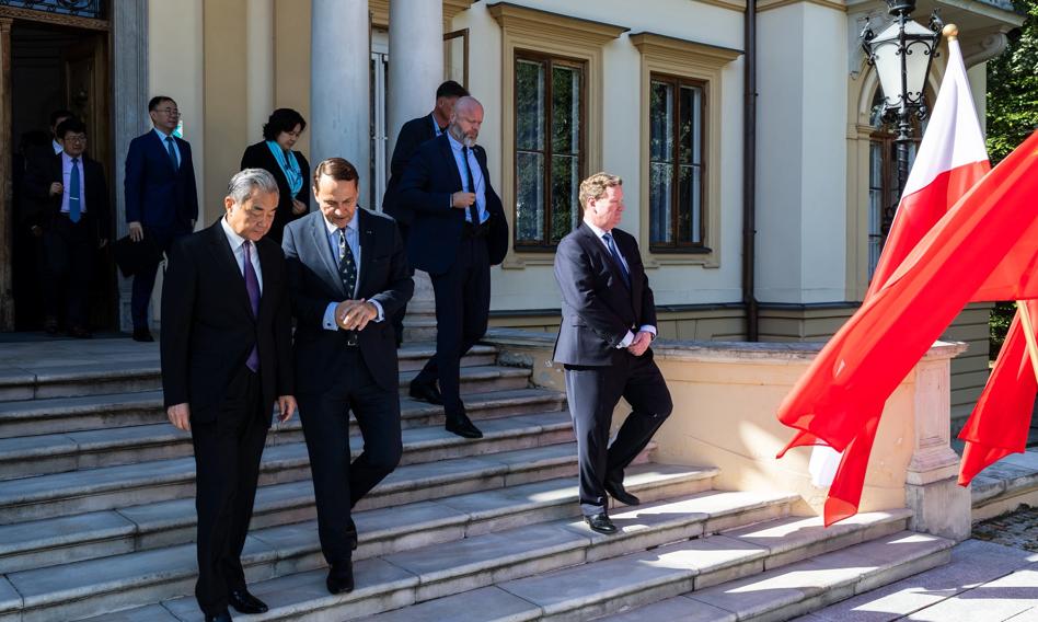 Spotkanie Sikorski-Wang. Pekin ułatwi dostęp polskiej żywności na swój rynek i wesprze polską elektromobilność