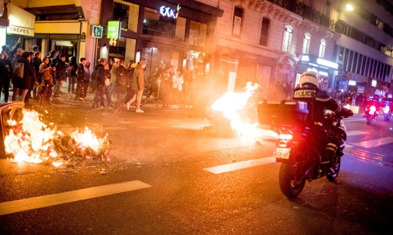 Émeutes en France.  Des centaines de hooligans ont été arrêtés dans la nuit