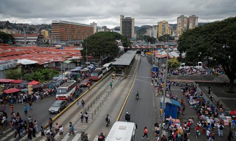 Pustki na ulicach, kolejki przed sklepami, uzbrojone patrole. Tak wygląda Caracas po uprowadzeniu Maduro