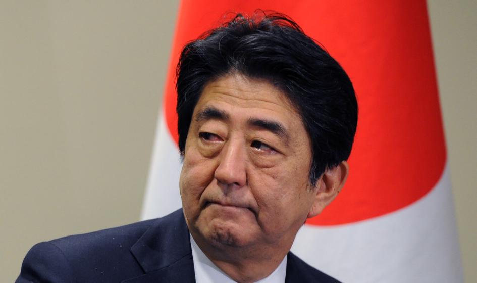 „Przepracowany” premier Japonii przechodzi badania w szpitalu