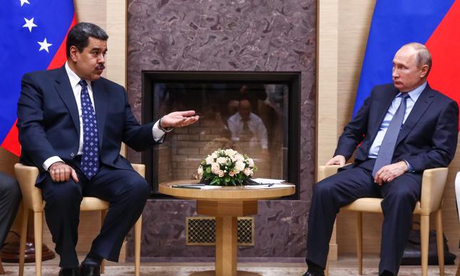 Prezydent Wenezueli Nicolas Maduro (L) oraz prezydent Rosji Władimir Putin (P).