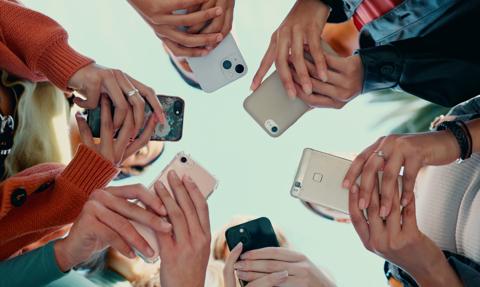 Polacy coraz rzadziej odwiedzają banki. Królują aplikacje mobilne