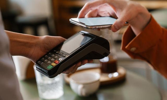 Klienci tych banków najchetniej płacą telefonem. Mamy nowe dane