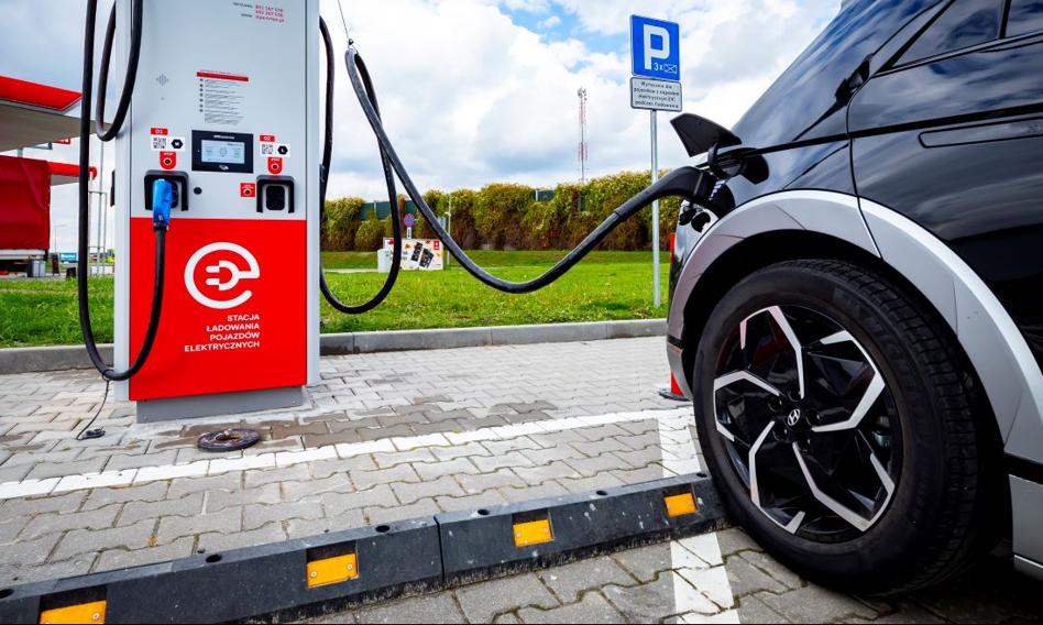 Polska przyspiesza elektromobilność. 6 mld zł na ładowarki i zeroemisyjne ciężarówki