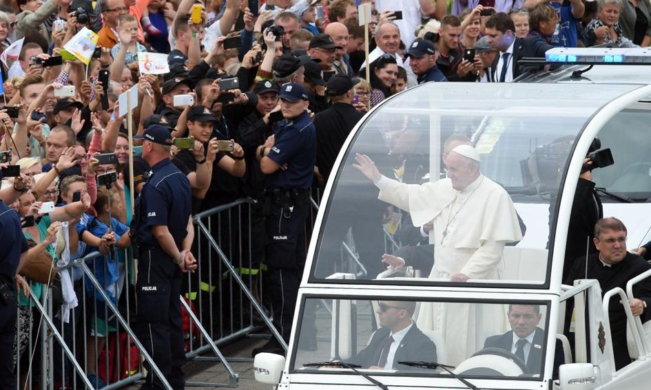 Francuska prasa o kolejnym dniu wizyty papieża Franciszka w Polsce