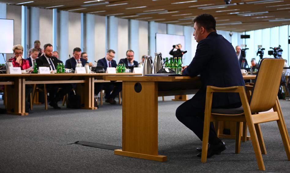 "Rząd nie prowadził działań poza prawem". Dworczyk przed komisją m.in. o Poczcie Polskiej