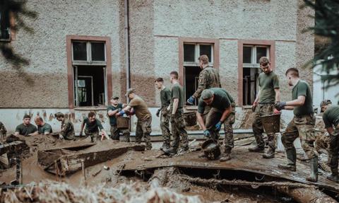 Koniec operacji Fenix, ale wojsko zostaje na terenach popowodziowych
