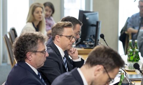 Biegły przed komisją śledczą. "Prace Sejmu nad ustawą o wyborach kopertowych trwały 2 godziny i 43 minuty"