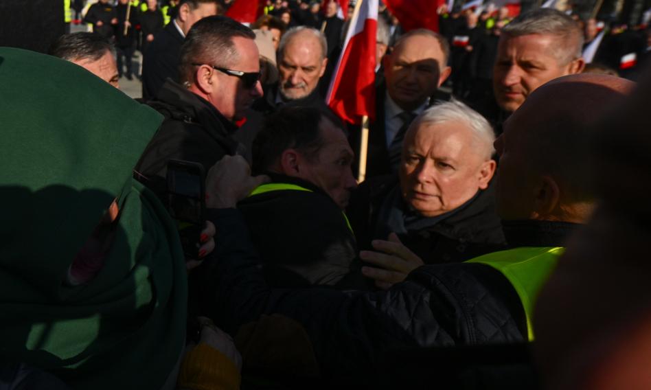 Kolejny incydent z prezesem PiS Jarosławem Kaczyńskim podczas miesięcznicy katastrofy smoleńskiej