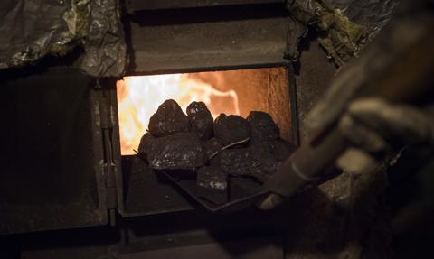 Składy węgla "praktycznie puste". Na hałdach zalega miał