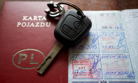 Obrotny diagnosta robił fikcyjne badania techniczne pojazdów. Usłyszał 340 zarzutów