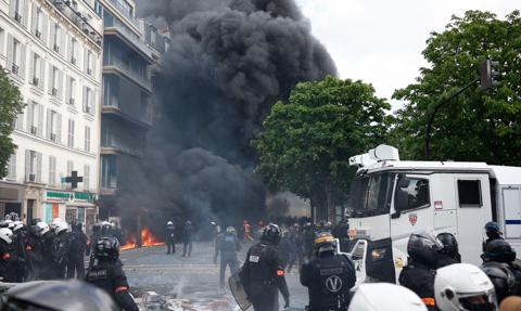 We Francji na ulice wyszło 2,3 mln demonstrantów. W Paryżu koktajlem Mołotowa podpalony policjant