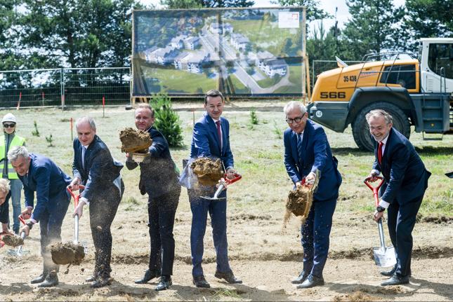 Gdynia 03.07.2017 r. Inauguracja budowy 171 mieszkań na wynajem w Gdyni w ramach rządowego programu "Mieszkanie Plus". Na zdjęciu między innymi wicepremier Mateusz Morawiecki