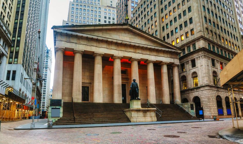 Spadki na Wall Street po starciach w Atenach, w centrum uwagi także stopy procentowe