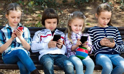 Dzieci nie potrafią zrezygnować z social mediów. "Chcą poczuć się lepiej" [Badanie RPD]