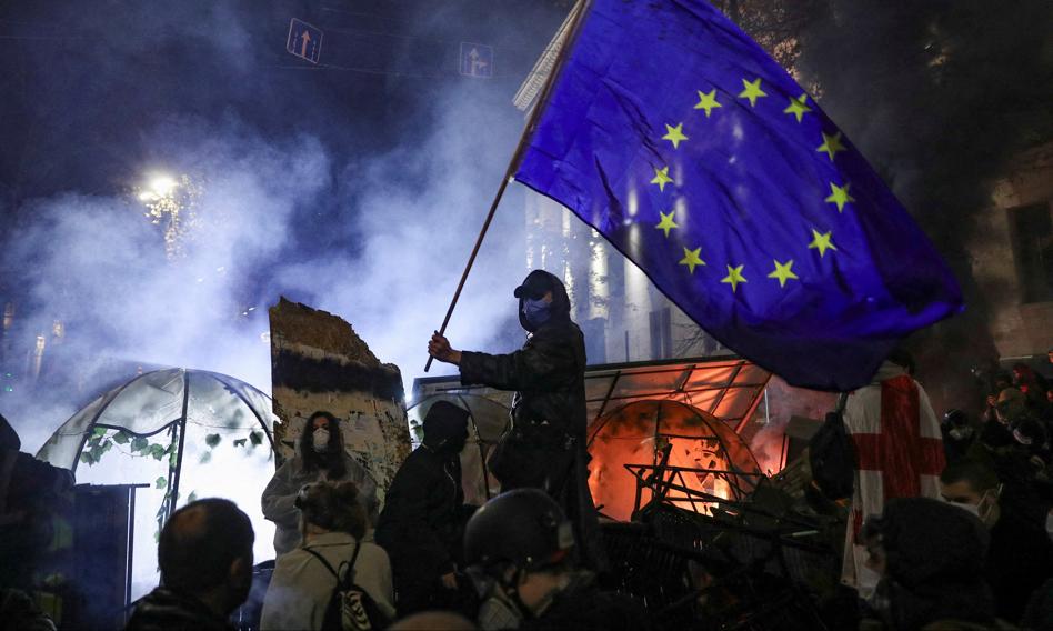 Całonocne antyrządowe protesty w Tbilisi. Demonstranci wznosili barykady, policja brutalnie interweniowała