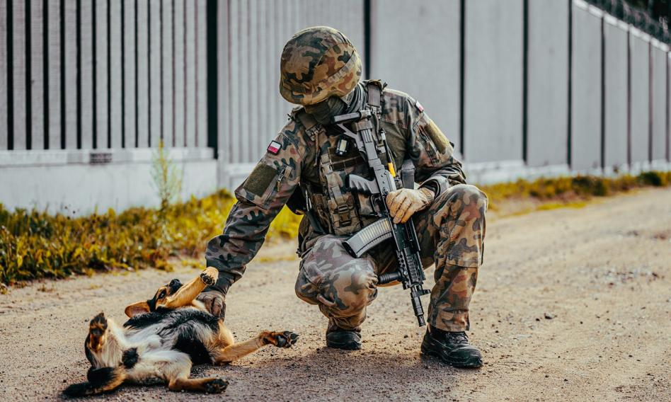 Turyści wchodzą na pas drogi granicznej, żeby... zrobić sobie &quot;selfie&quot;