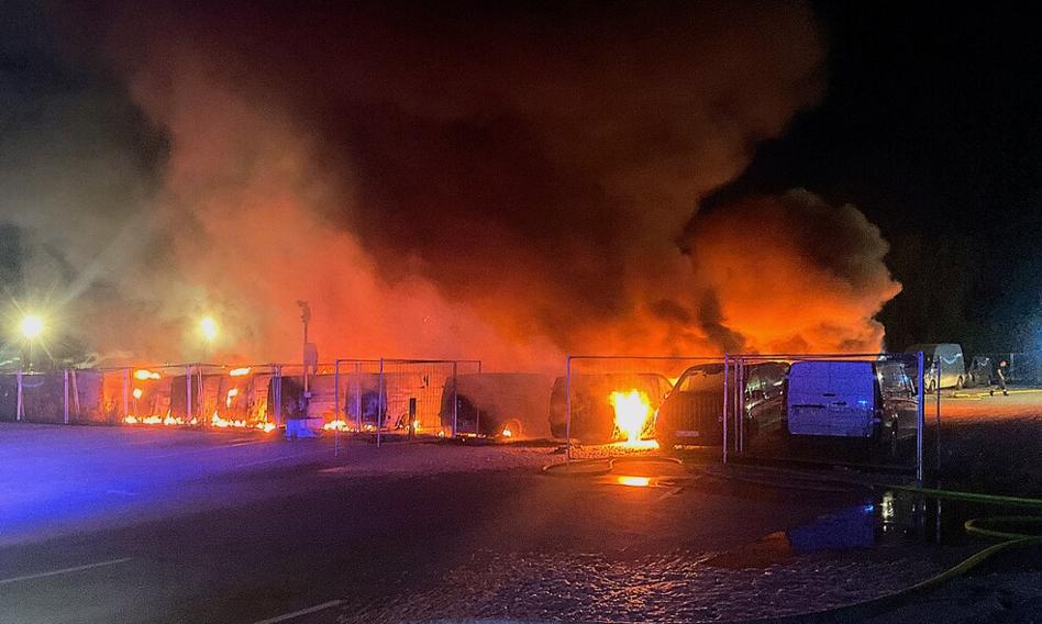 W Berlinie spłonęło 35 aut dostawczych. Sprawcy przyznali się do sabotażu