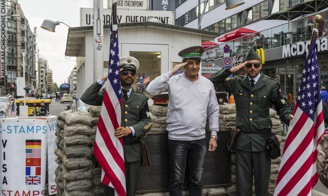Checkpoint Charlie, najsłynniejsze przejście graniczne miedzy NRD a Berlinem Zachodnim.